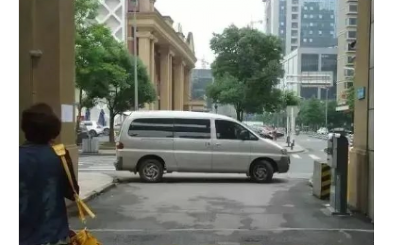 用車堵小區(qū)大門屬違法行為，違者將一律嚴懲！