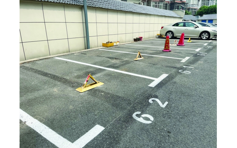 南京一小區(qū)車位長期被地鎖侵占 社區(qū)回應：近期物業(yè)公司會進駐