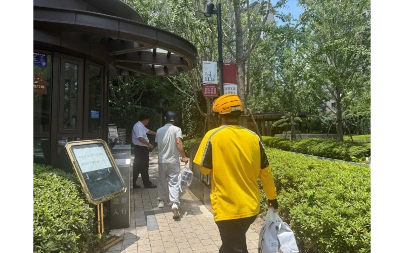 外賣員進入小區(qū)后統(tǒng)一乘擺渡車送餐，保安全程陪同，物業(yè)：已實行數年，平臺：已關注到，正嘗試與物業(yè)方協商