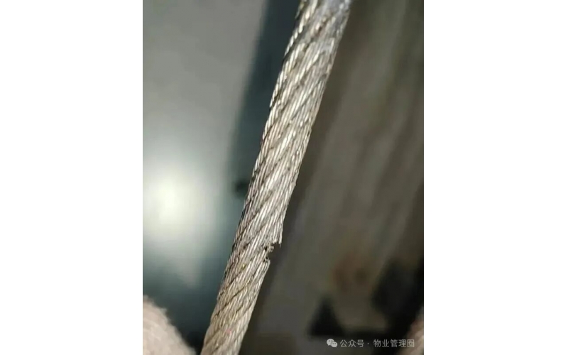 小區(qū)23部電梯的鋼繩遭人為切割！警方今晨通報(bào)...