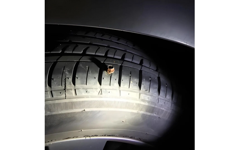 業(yè)主車胎被扎，物業(yè)妥善處理