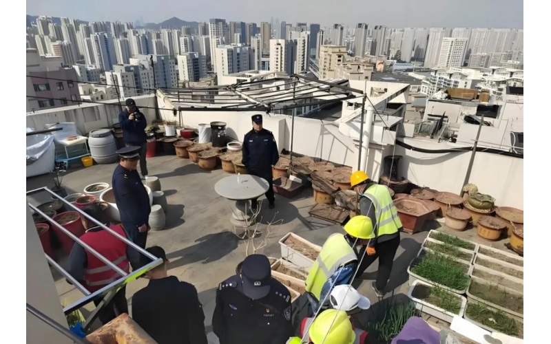 業(yè)主在天臺堆放雜物，物業(yè)該如何處理？