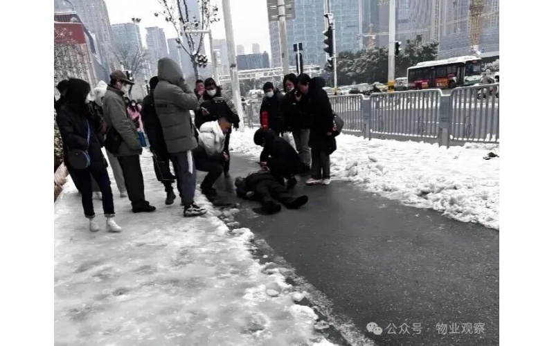 下雪天業(yè)主在單元門口摔倒，要求物業(yè)賠償，物業(yè)該怎么回復(fù)？