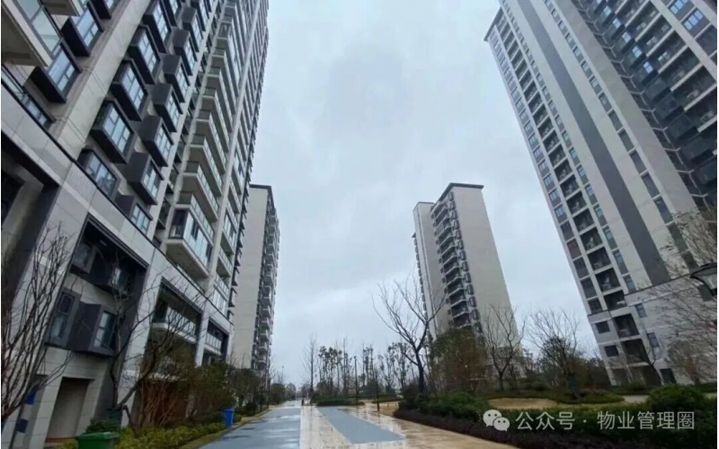 業(yè)主車在地庫扎釘，要求物業(yè)賠付該如何處理？