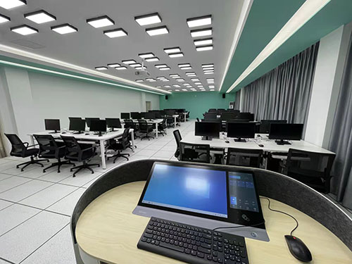 武漢武漢商學(xué)院信息工程學(xué)院407實驗室